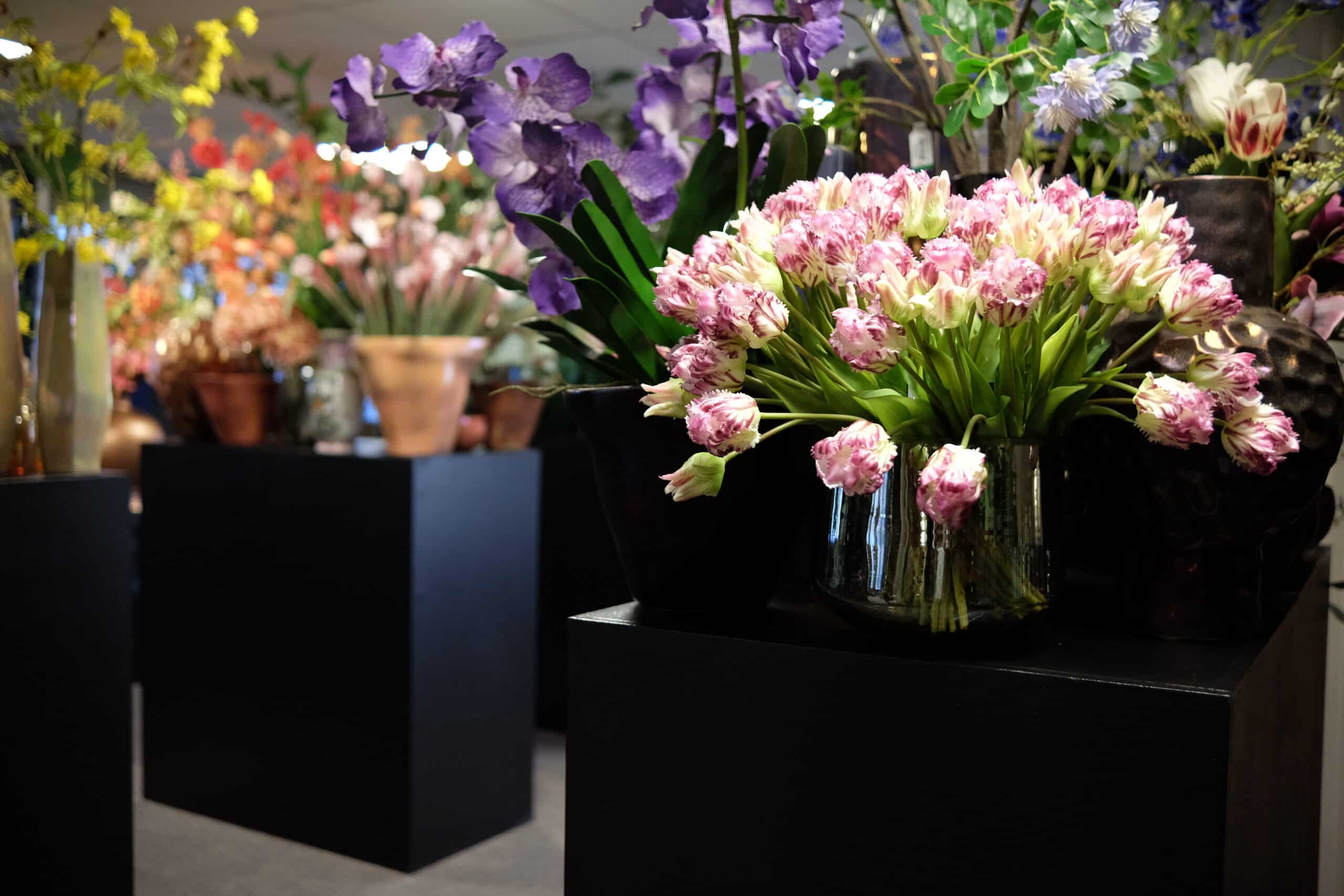 Winkel en zijden kunstbloemen