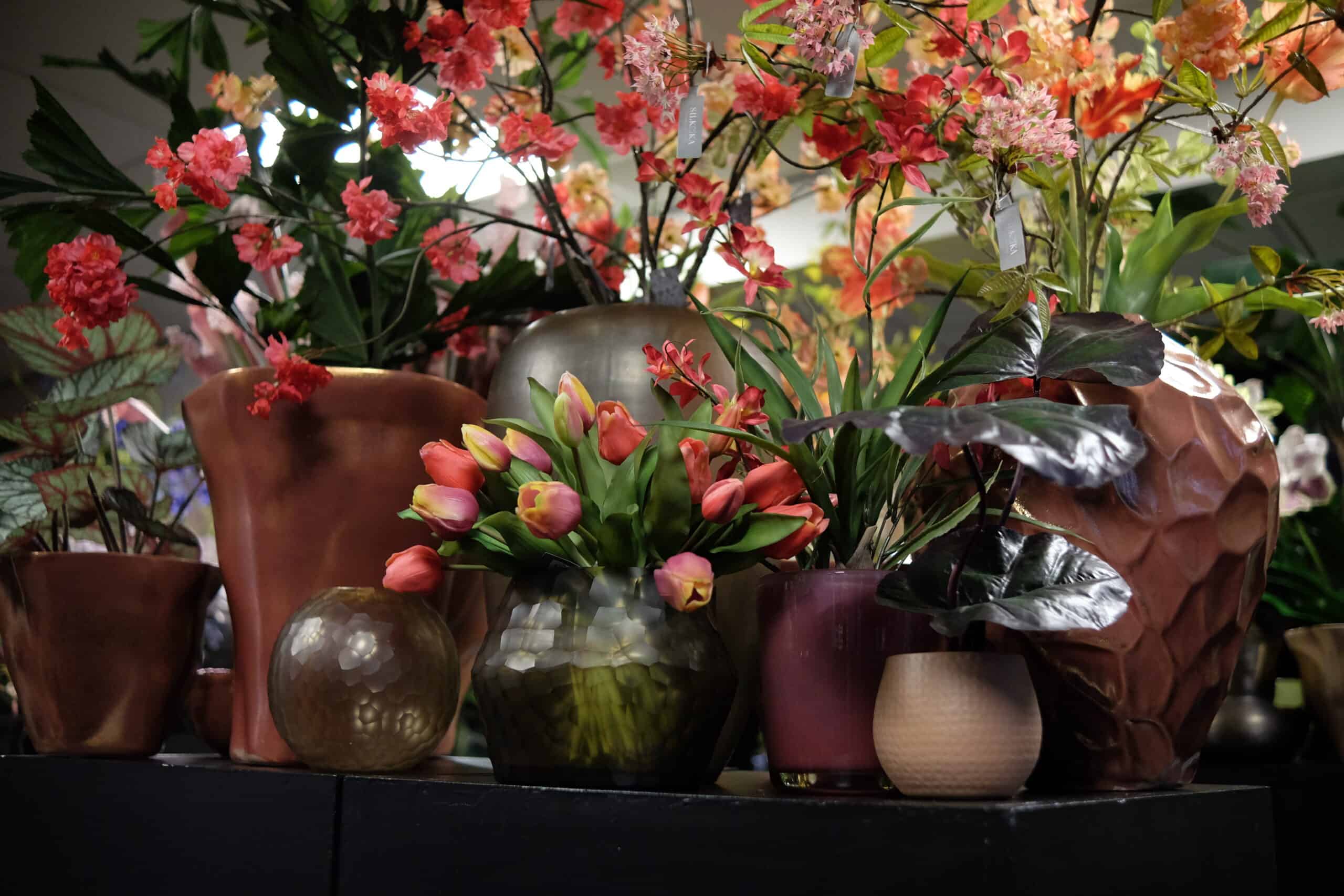 Winkel zijden bloemen en kunstplanten